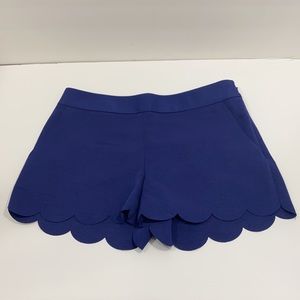 Express scallop hem short size 00